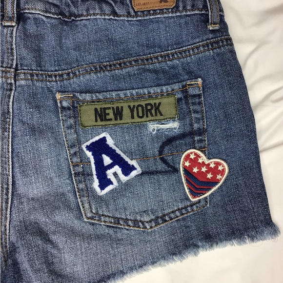 AMERICAN EAGLE PATCHED JEAN SHORTS SIZE 4 - Picture 4 of 6